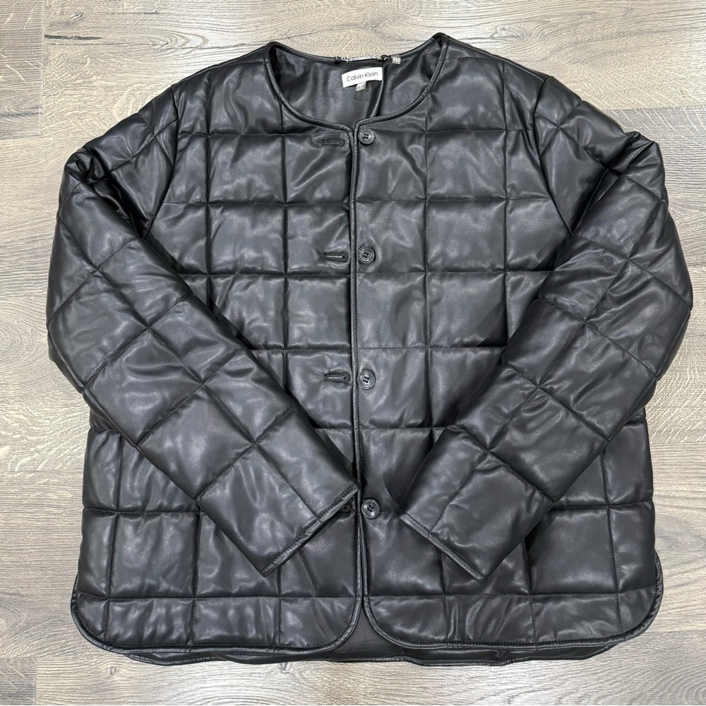 Calvin Klein Womens Boxy Quilted Puffer Jacket
Size Large 
Button Up Black